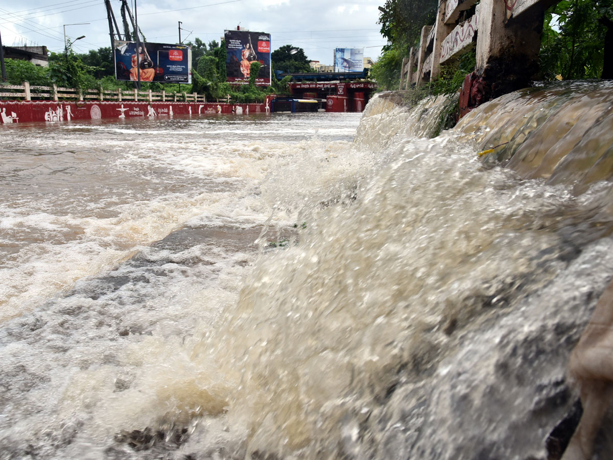 Heavy rain lashes Nellore district Photo Gallery - Sakshi2