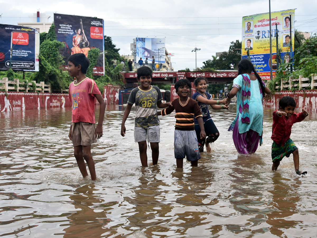 Heavy rain lashes Nellore district Photo Gallery - Sakshi21