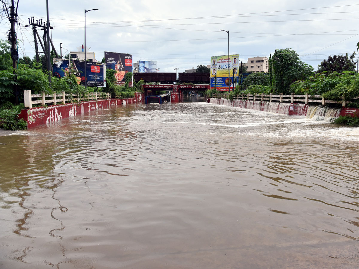 Heavy rain lashes Nellore district Photo Gallery - Sakshi3