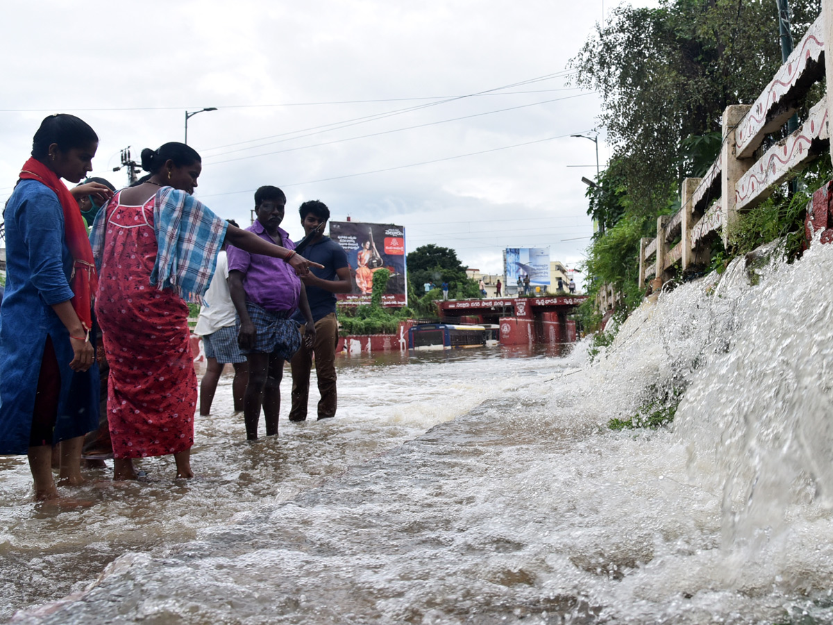 Heavy rain lashes Nellore district Photo Gallery - Sakshi29