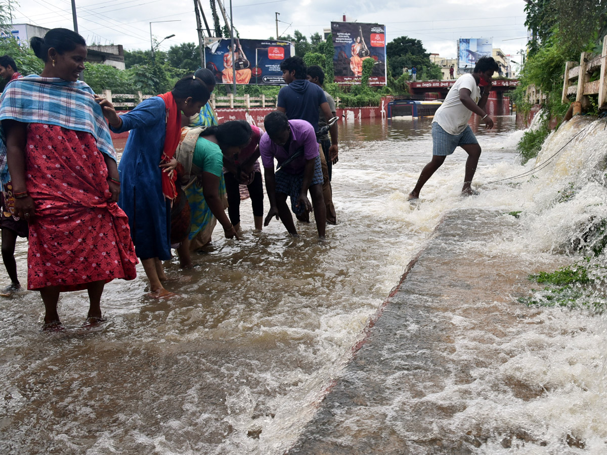 Heavy rain lashes Nellore district Photo Gallery - Sakshi30