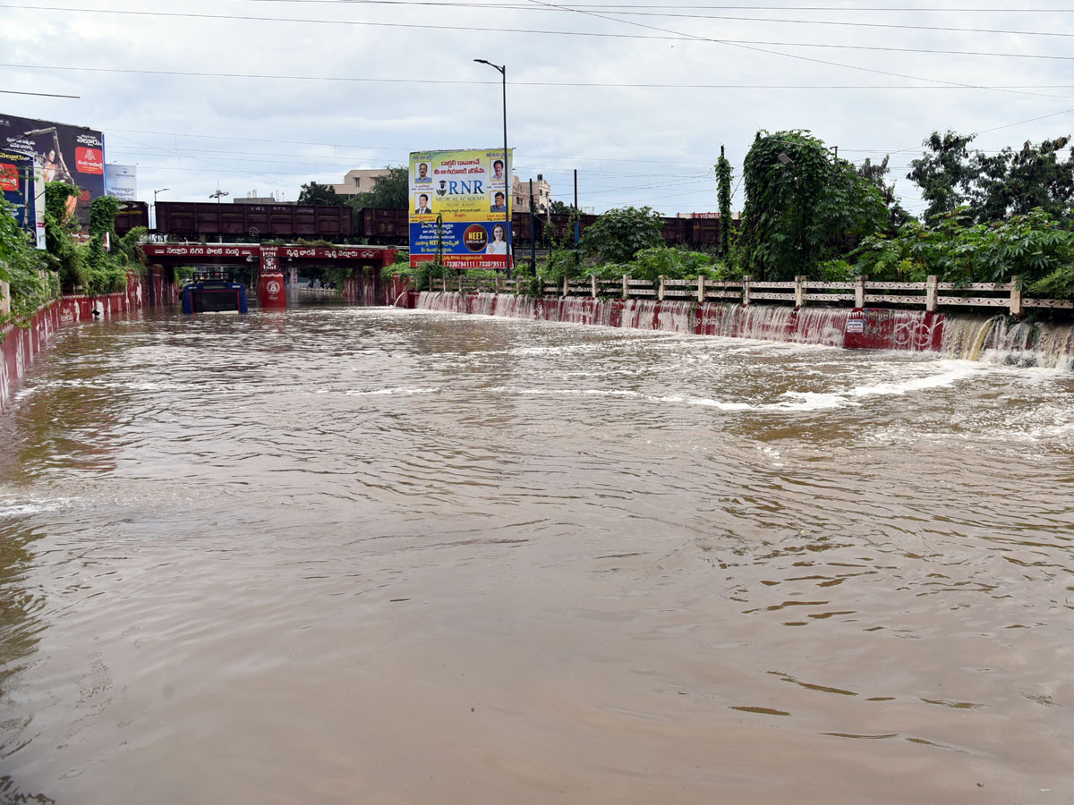 Heavy rain lashes Nellore district Photo Gallery - Sakshi31