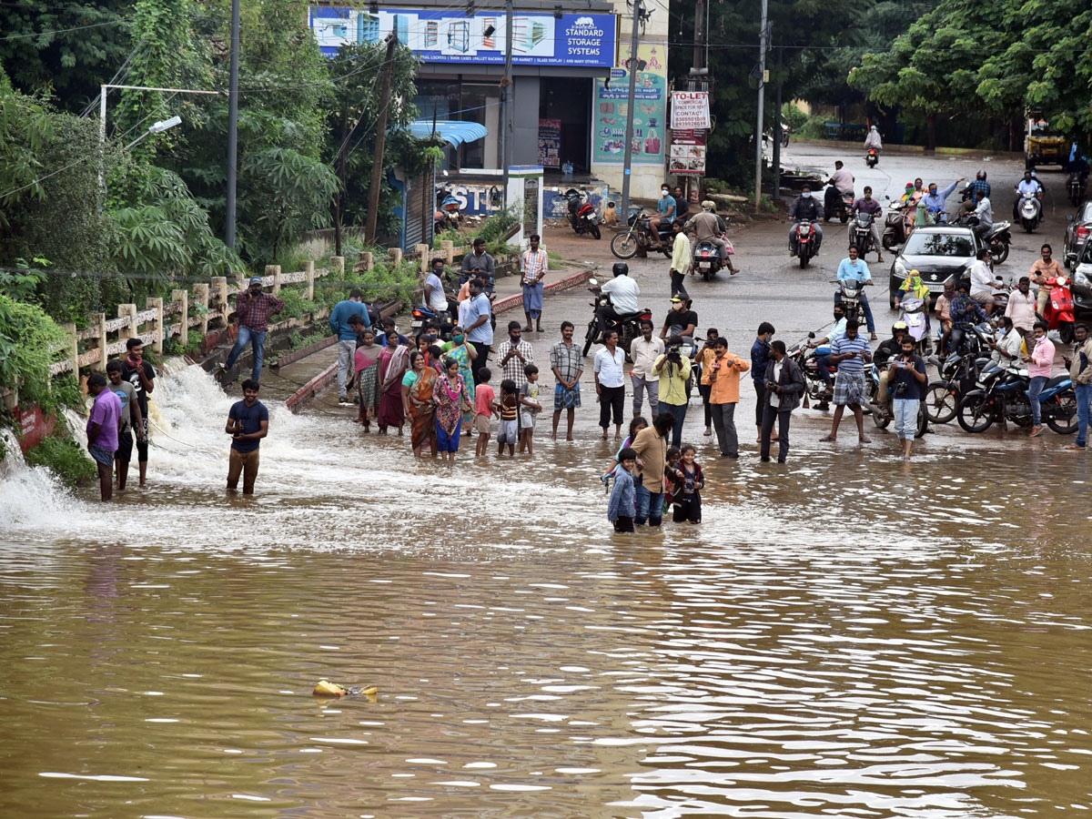 Heavy rain lashes Nellore district Photo Gallery - Sakshi35