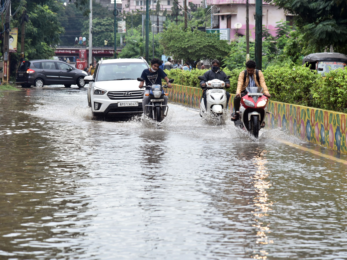 Heavy rain lashes Nellore district Photo Gallery - Sakshi39