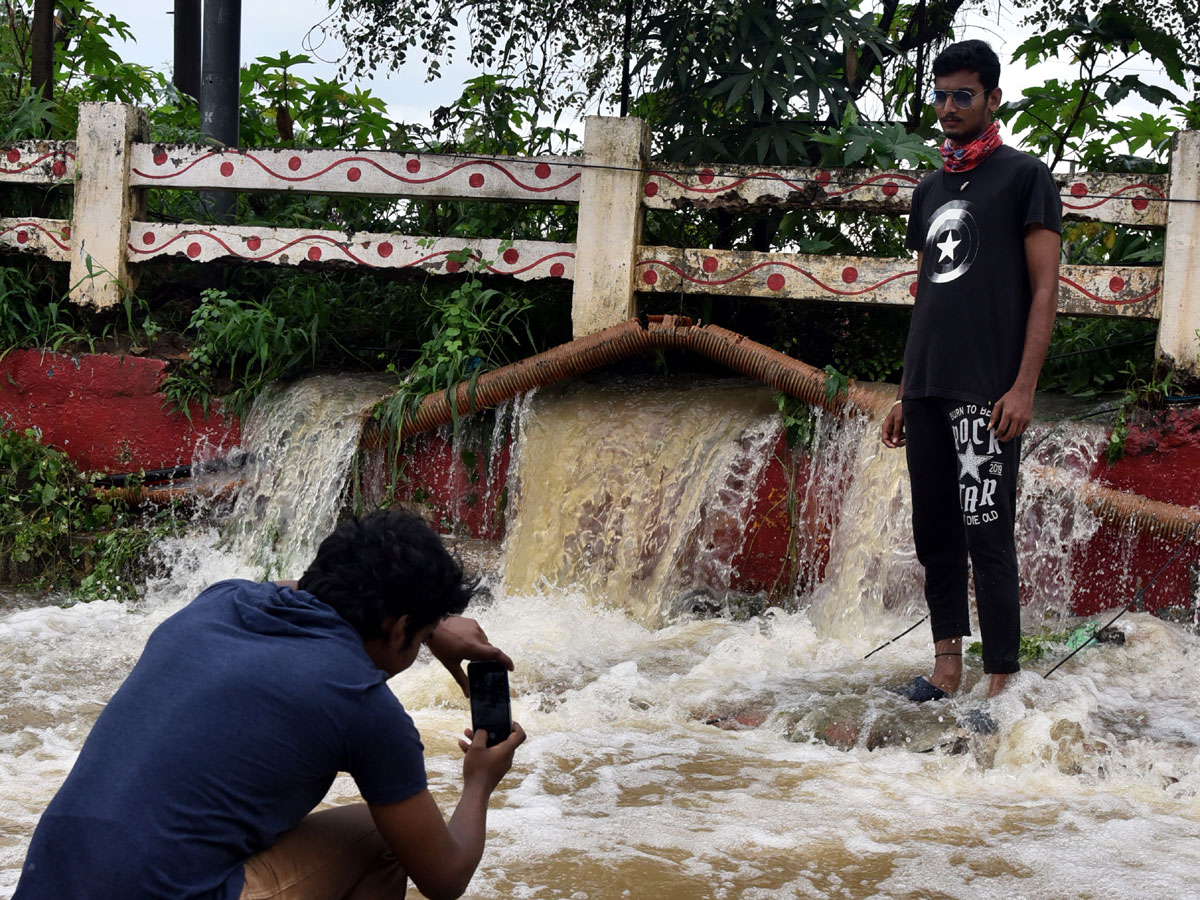 Heavy rain lashes Nellore district Photo Gallery - Sakshi40