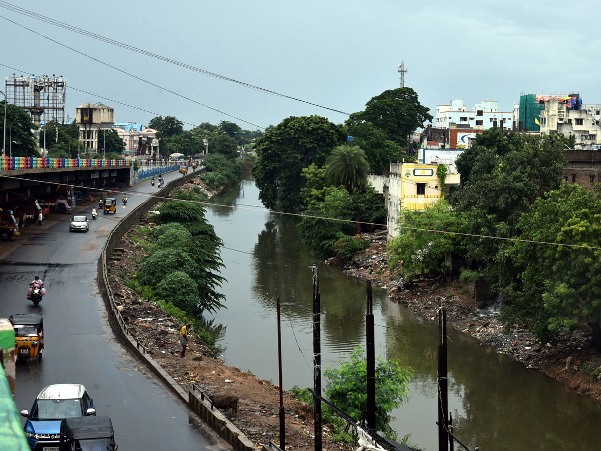 Heavy rain lashes Nellore district Photo Gallery - Sakshi41