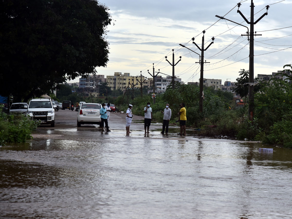 Heavy rain lashes Nellore district Photo Gallery - Sakshi45