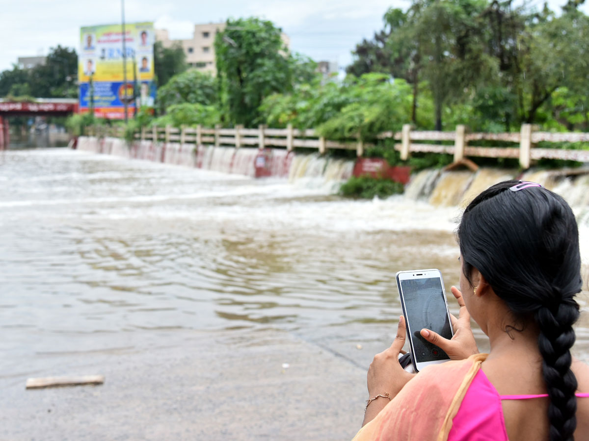 Heavy rain lashes Nellore district Photo Gallery - Sakshi5