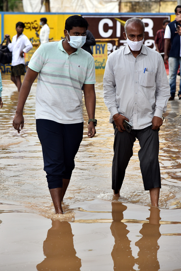 Heavy rain lashes Nellore district Photo Gallery - Sakshi48