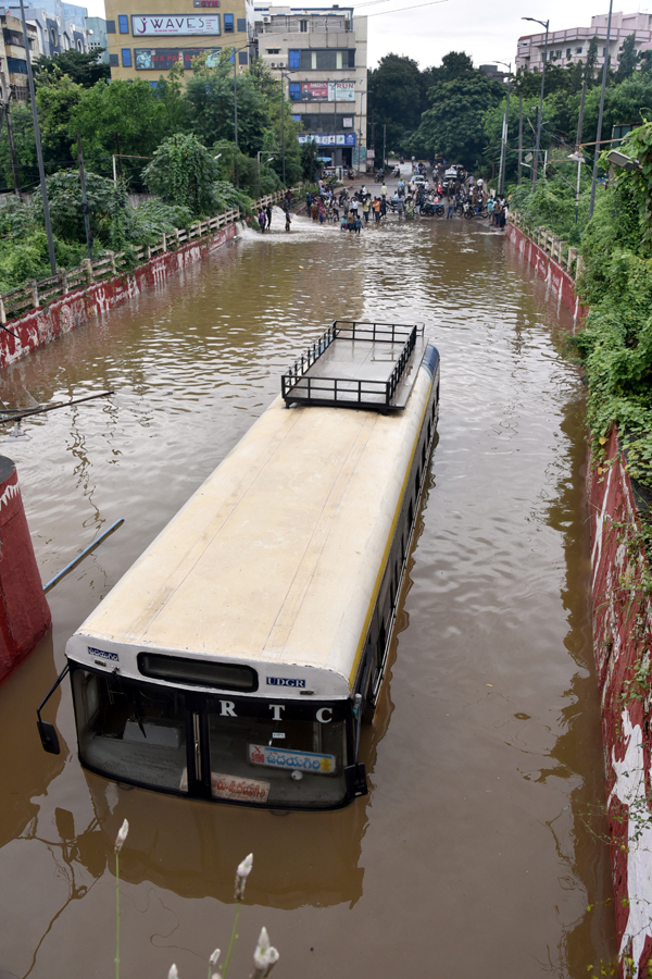 Heavy rain lashes Nellore district Photo Gallery - Sakshi51