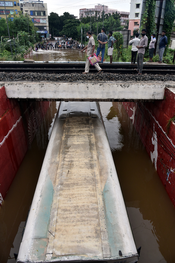 Heavy rain lashes Nellore district Photo Gallery - Sakshi52