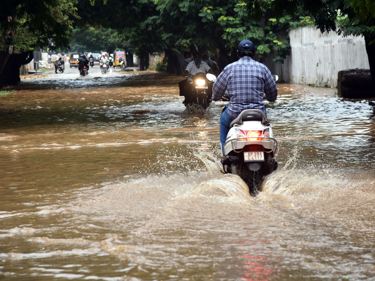 Heavy rain lashes Nellore district Photo Gallery - Sakshi6