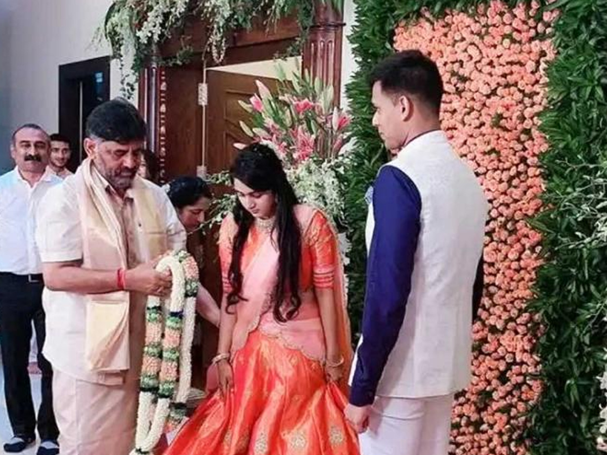 DK Shivakumar Daughter Aishwarya Engagement With Amartya - Sakshi6