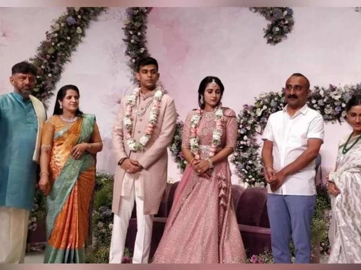 DK Shivakumar Daughter Aishwarya Engagement With Amartya - Sakshi7