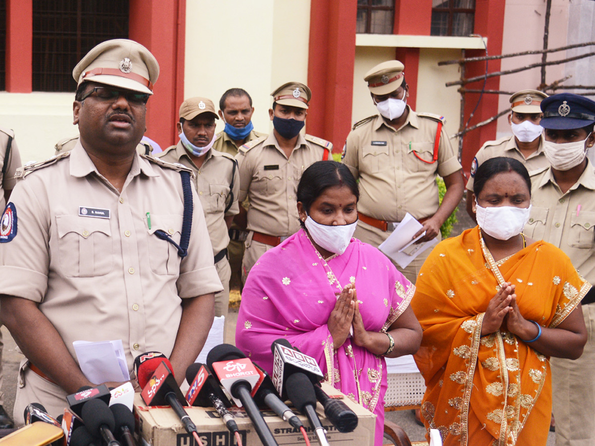 women prisoners released rajahmundry central jail photos - Sakshi7