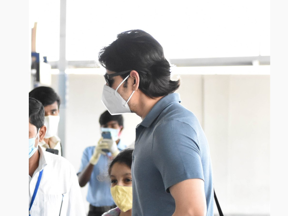 Mahesh Babu Goes On Vacation With Family Spotted At Airport Photo Gallery - Sakshi5