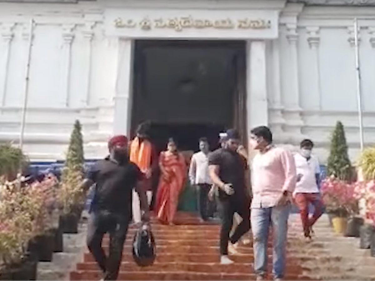 Niharika and Chaithanya Visit Annavaram Temple Photo Gallery - Sakshi4