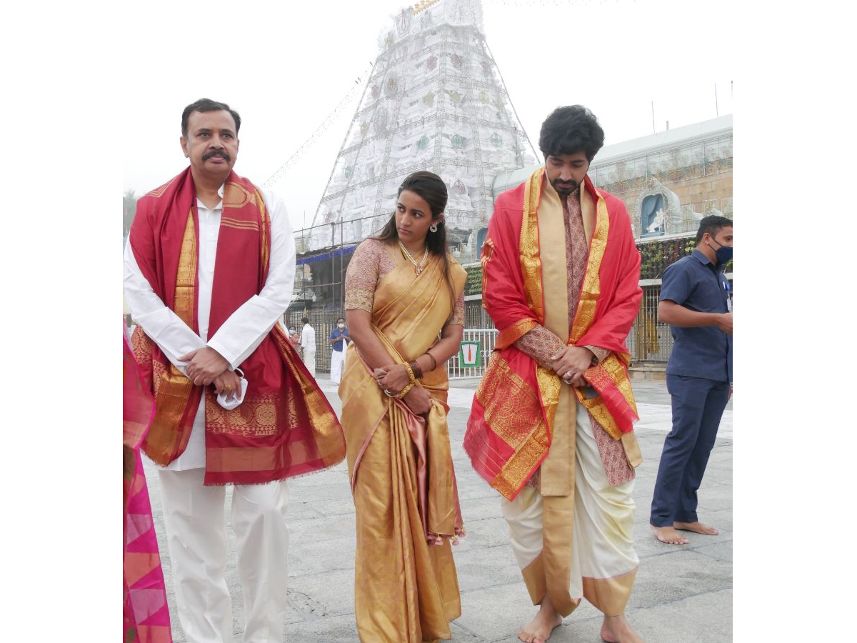 Niharika Konidela Chaitanya Jonnalagadda Visits Tirumala Photo Gallery - Sakshi13