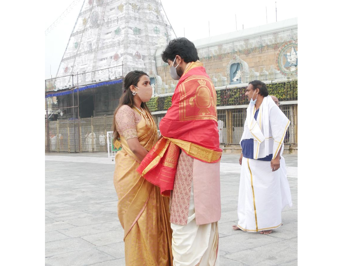 Niharika Konidela Chaitanya Jonnalagadda Visits Tirumala Photo Gallery - Sakshi14