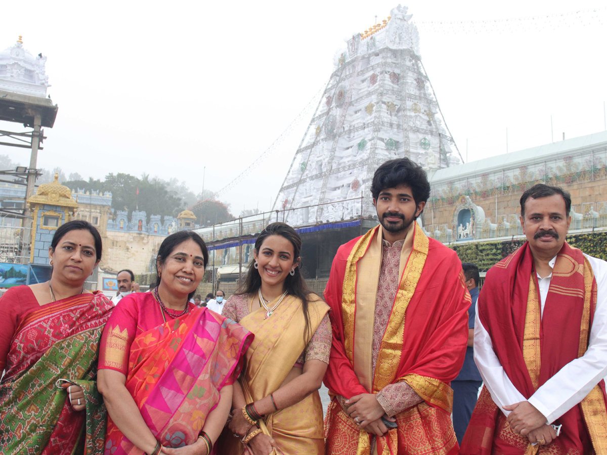 Niharika Konidela Chaitanya Jonnalagadda Visits Tirumala Photo Gallery - Sakshi1