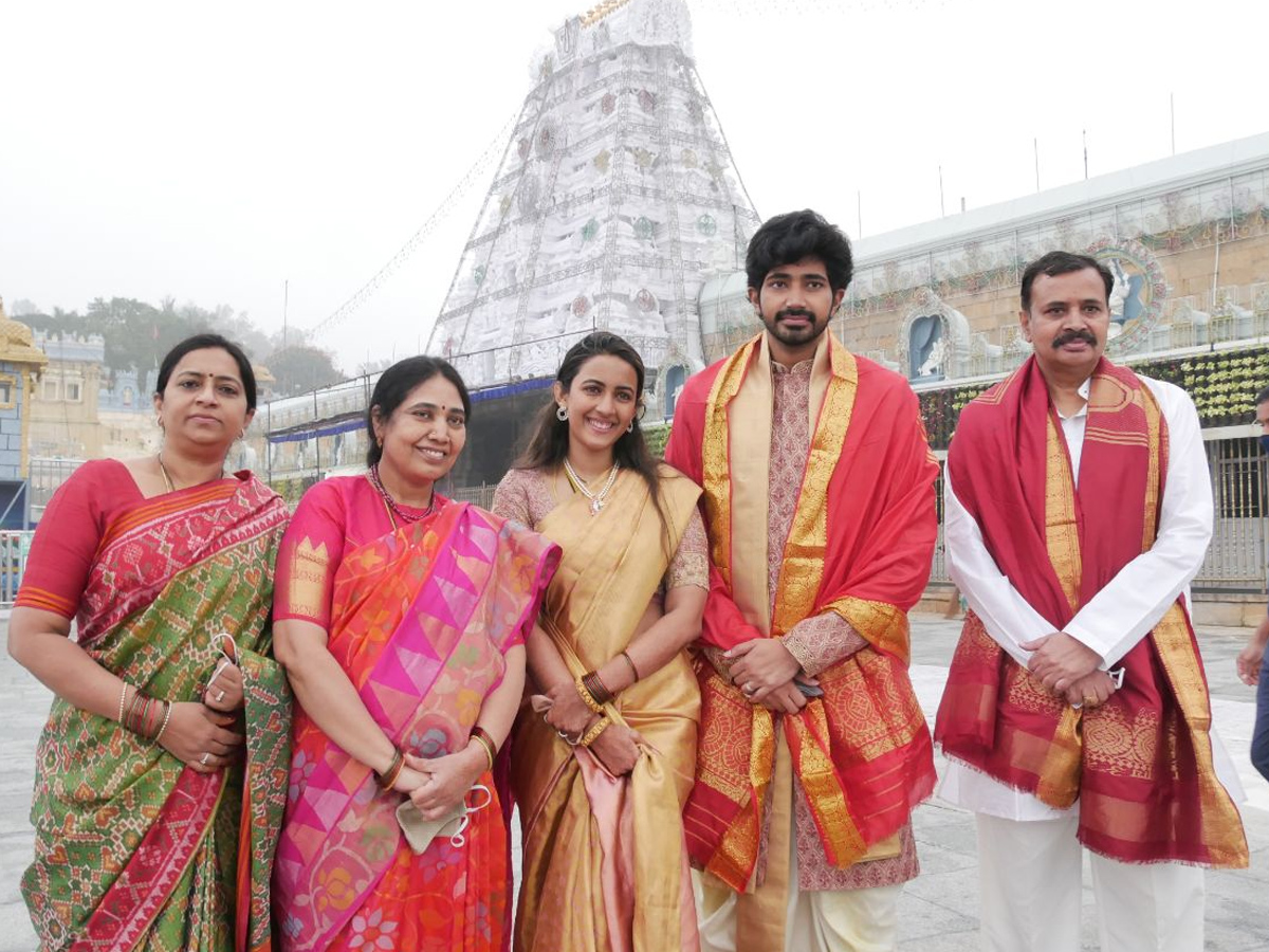 Niharika Konidela Chaitanya Jonnalagadda Visits Tirumala Photo Gallery - Sakshi4