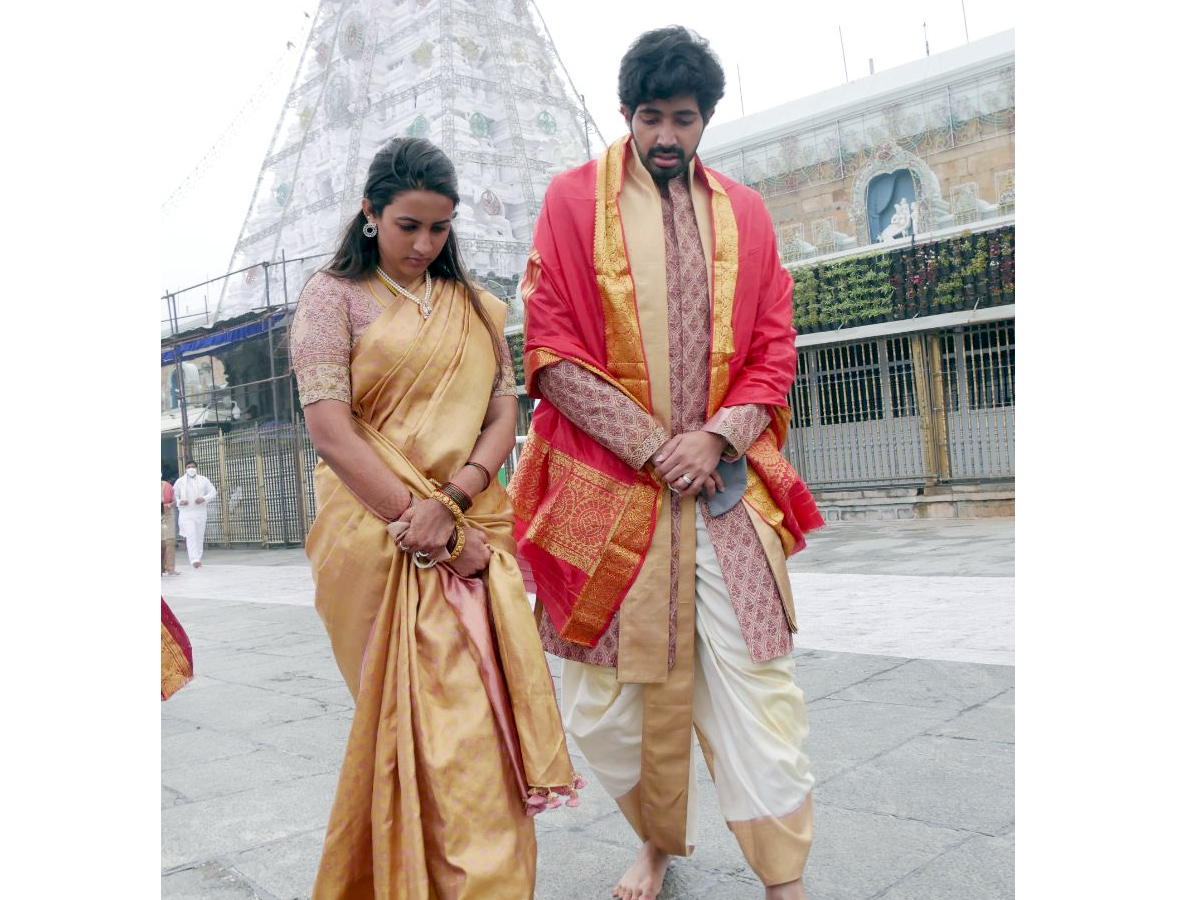 Niharika Konidela Chaitanya Jonnalagadda Visits Tirumala Photo Gallery - Sakshi5