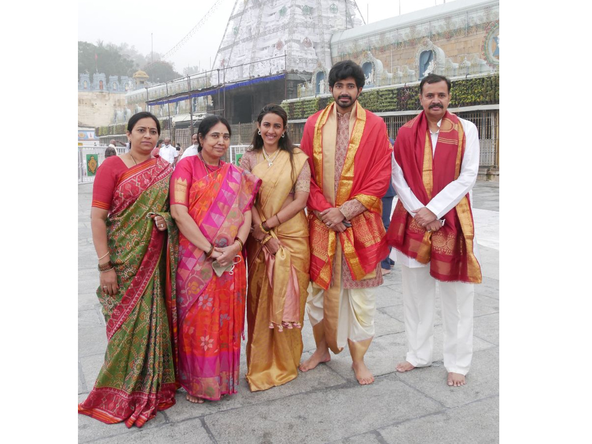 Niharika Konidela Chaitanya Jonnalagadda Visits Tirumala Photo Gallery - Sakshi6