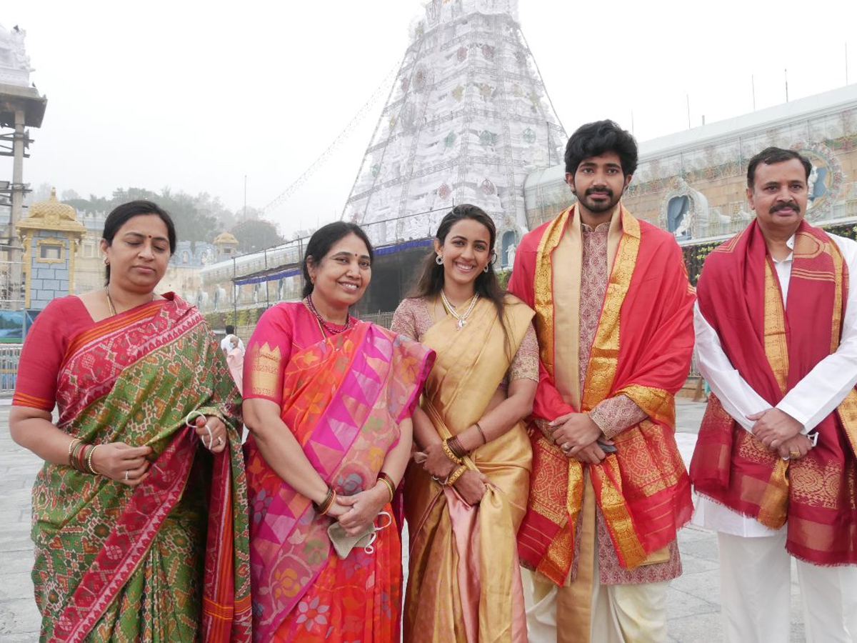 Niharika Konidela Chaitanya Jonnalagadda Visits Tirumala Photo Gallery - Sakshi8