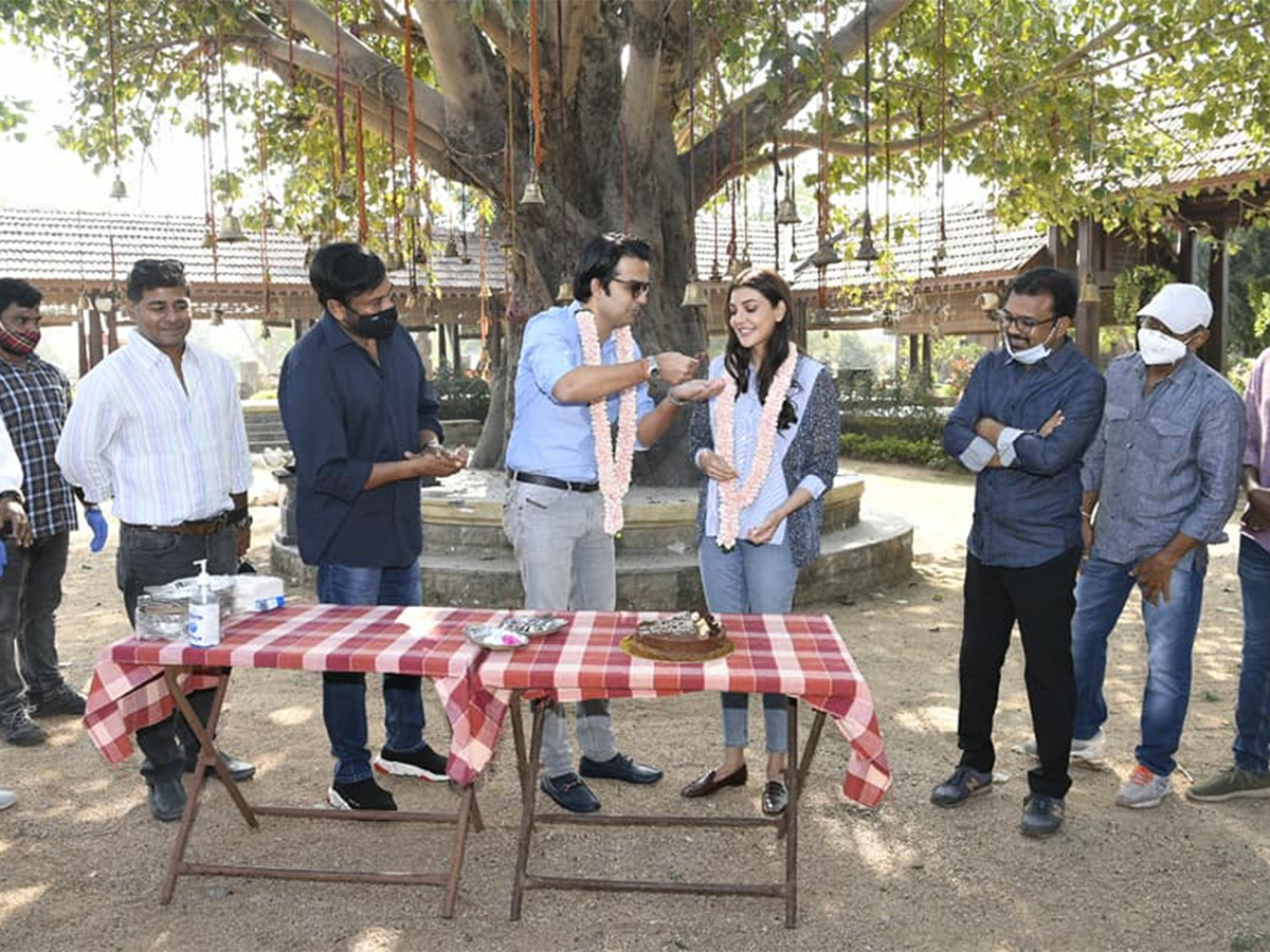 Kajal Agarwal Gautam Kitchlu Meets Chiranjeevi Acharya Sets - Sakshi5