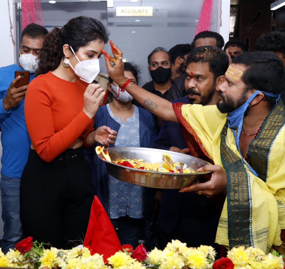 Heroine Rashi Khanna In Nellore - Sakshi17