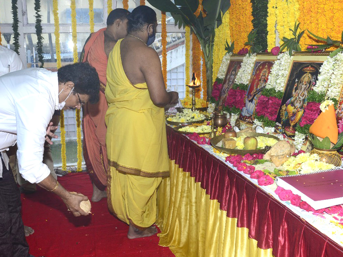 Andaru Bagundali Andulo Nenundali Movie Opening - Sakshi4