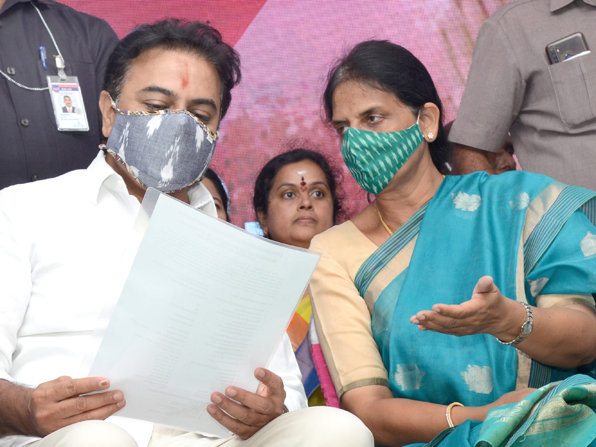 Minister KTR Distributes Double Bed Room - Sakshi5