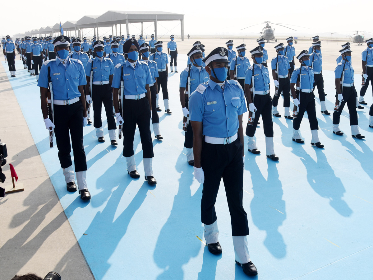 Rajnath Singh attends graduation parade at Airforce academy in Dundigal Photo Gallery - Sakshi13