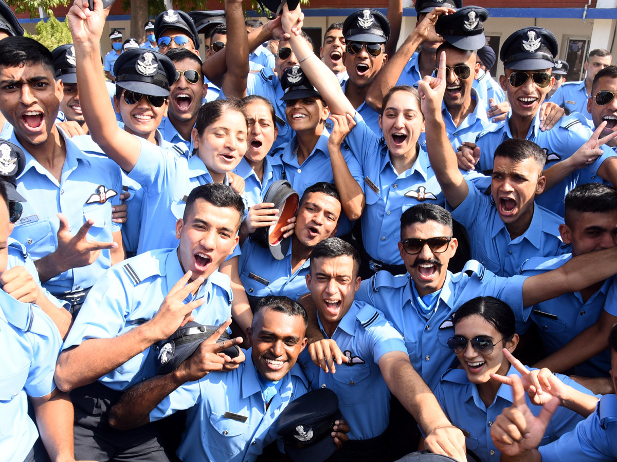 Rajnath Singh attends graduation parade at Airforce academy in Dundigal Photo Gallery - Sakshi18