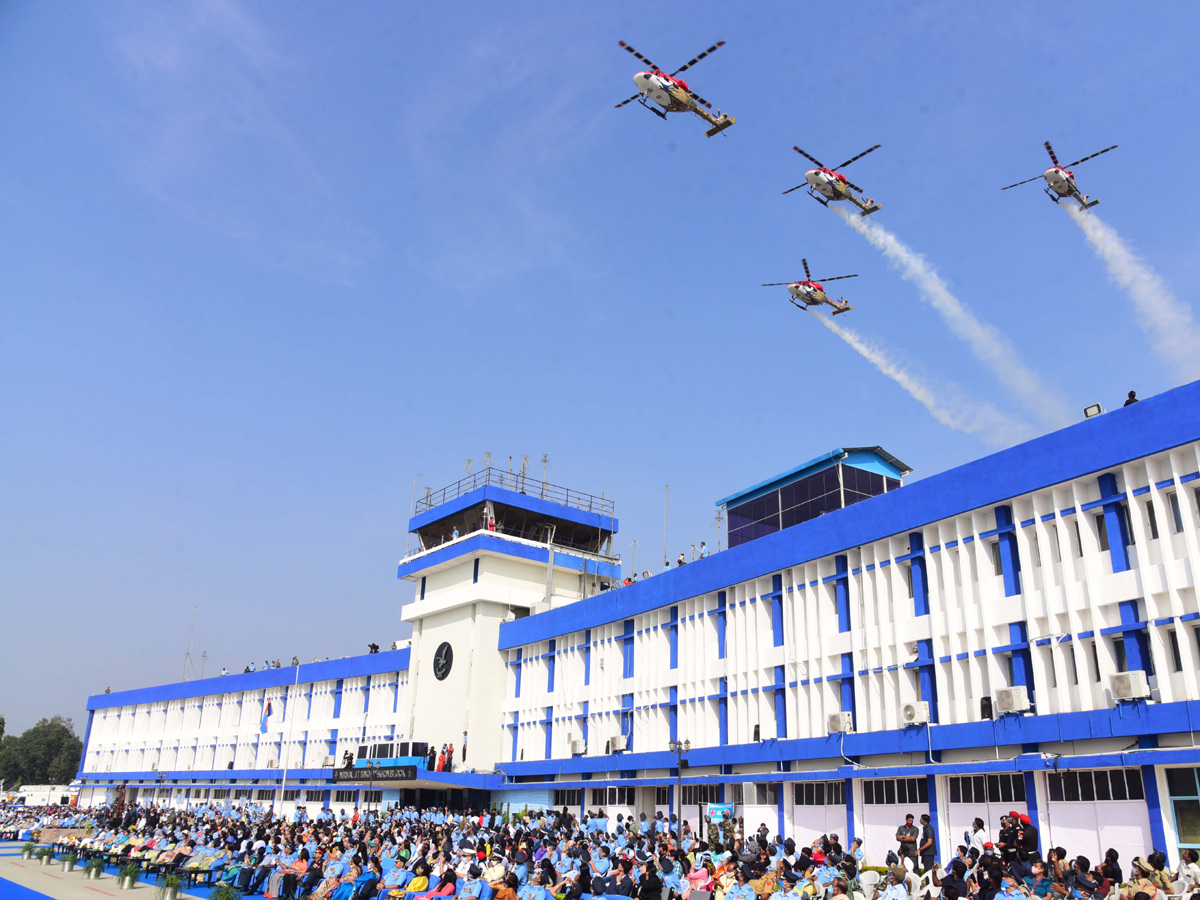 Rajnath Singh attends graduation parade at Airforce academy in Dundigal Photo Gallery - Sakshi8