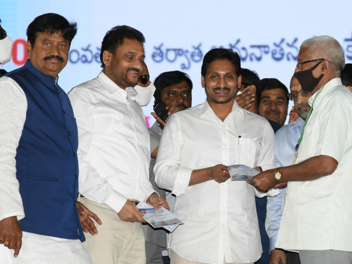 Land Resurvey Project: CM YS Jagan Launch in Krishna district Photo Gallery - Sakshi2