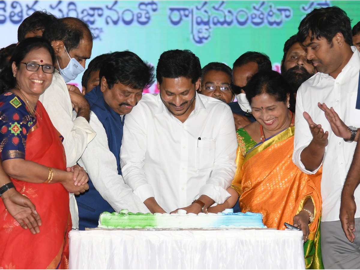 Land Resurvey Project: CM YS Jagan Launch in Krishna district Photo Gallery - Sakshi3