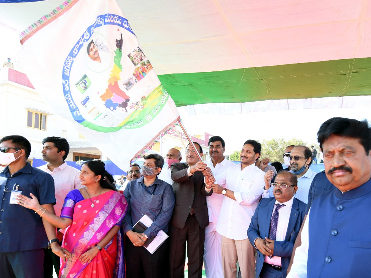 Land Resurvey Project: CM YS Jagan Launch in Krishna district Photo Gallery - Sakshi1