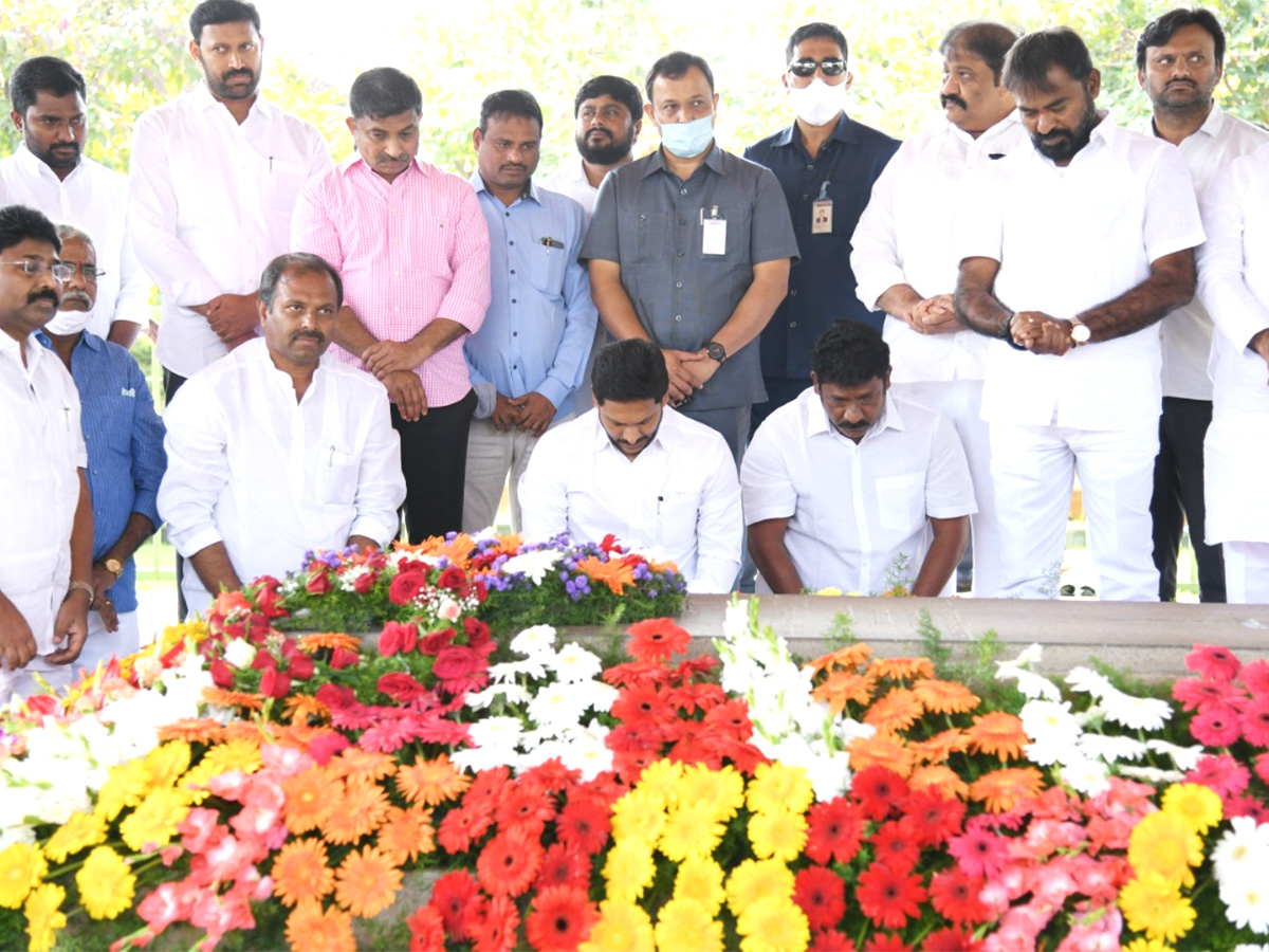 AP CM Ys Jagan Visits Ysr Ghat AT Idupulapaya - Sakshi1