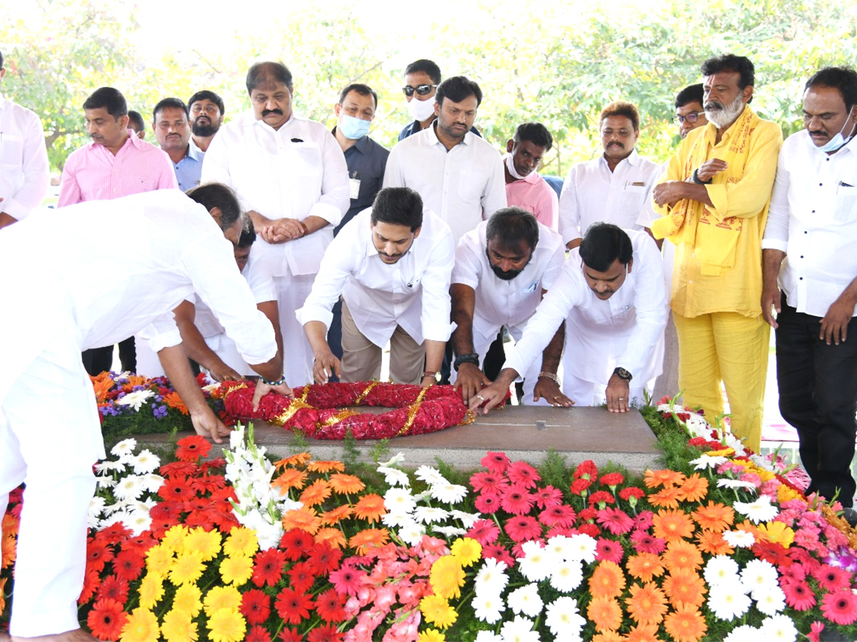 AP CM Ys Jagan Visits Ysr Ghat AT Idupulapaya - Sakshi3