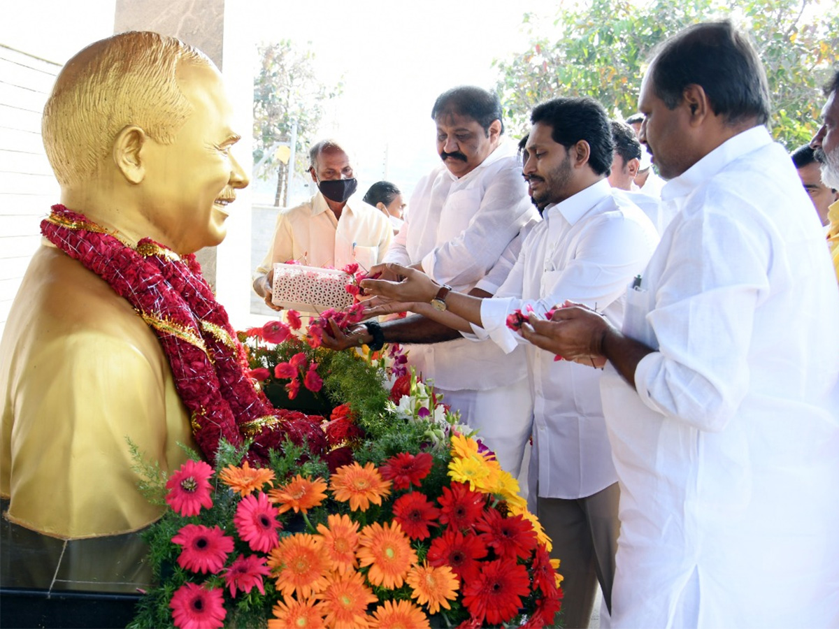 AP CM Ys Jagan Visits Ysr Ghat AT Idupulapaya - Sakshi4