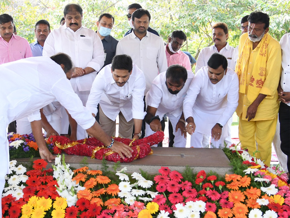 AP CM Ys Jagan Visits Ysr Ghat AT Idupulapaya - Sakshi8