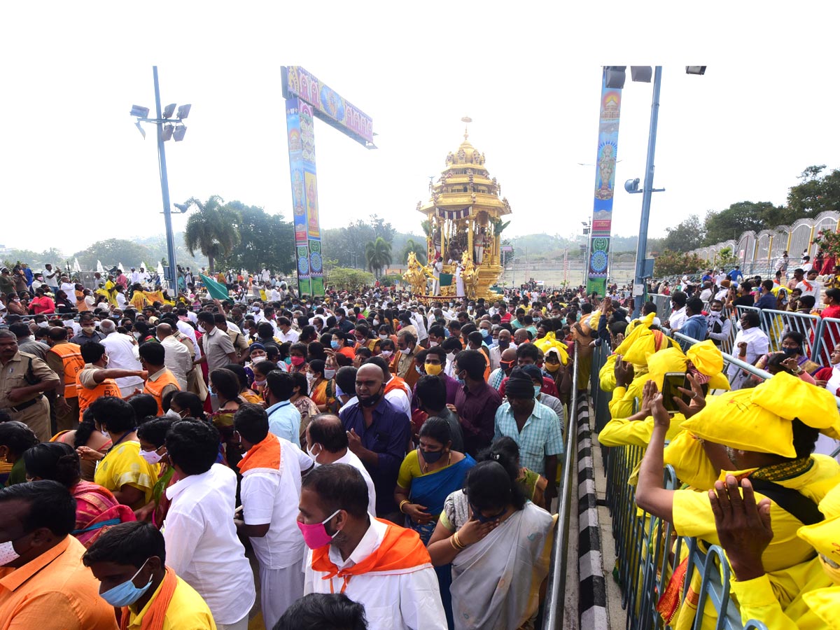 Heavy Rush Pilgrims At Tirumala Photo Gallery - Sakshi1