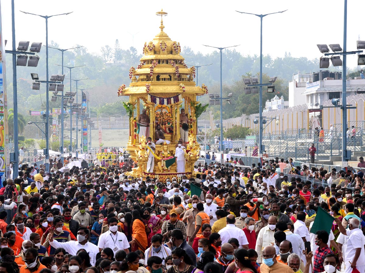 Heavy Rush Pilgrims At Tirumala Photo Gallery - Sakshi12