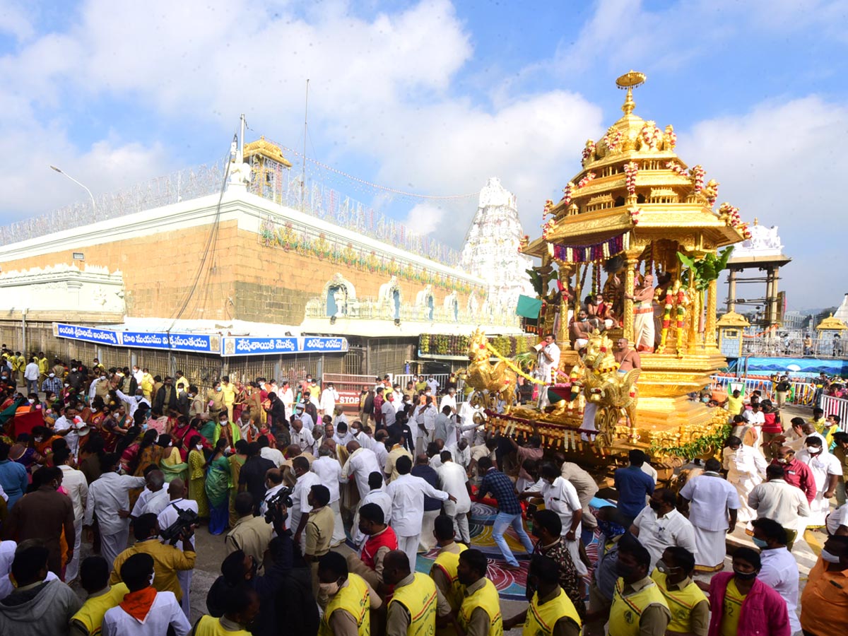 Heavy Rush Pilgrims At Tirumala Photo Gallery - Sakshi14