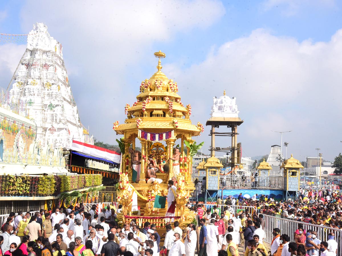 Heavy Rush Pilgrims At Tirumala Photo Gallery - Sakshi15