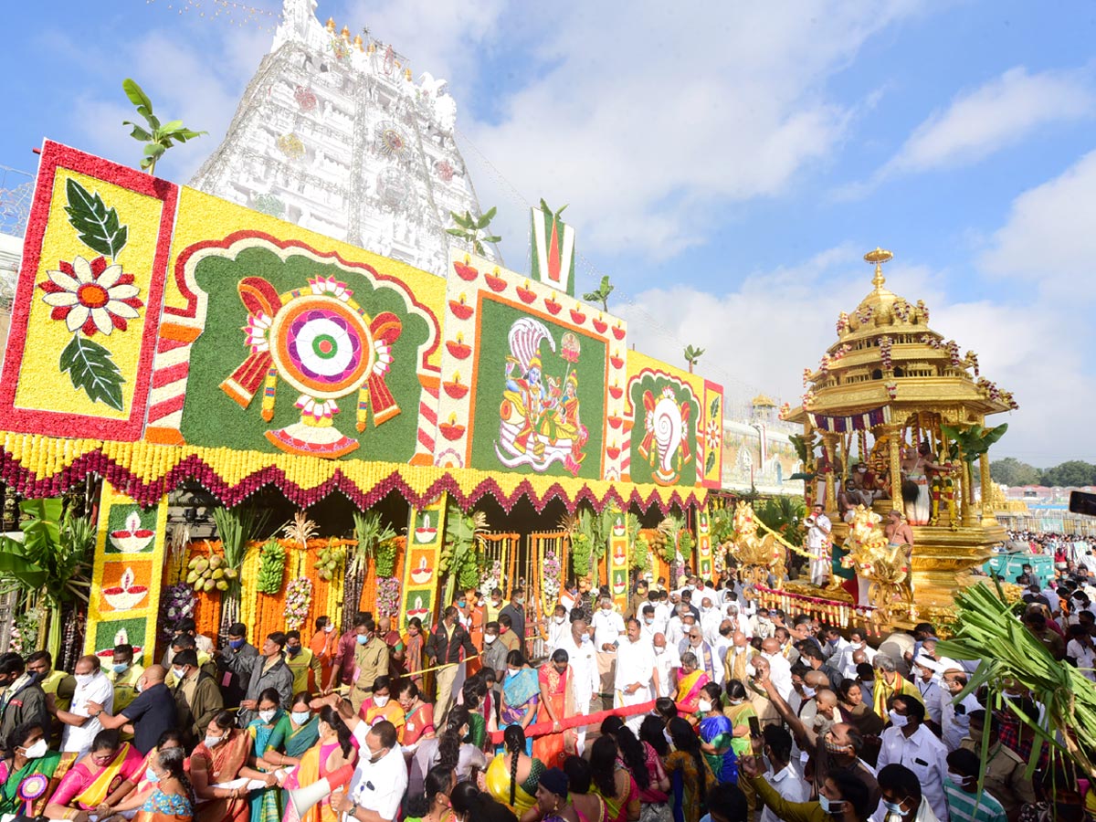 Heavy Rush Pilgrims At Tirumala Photo Gallery - Sakshi16