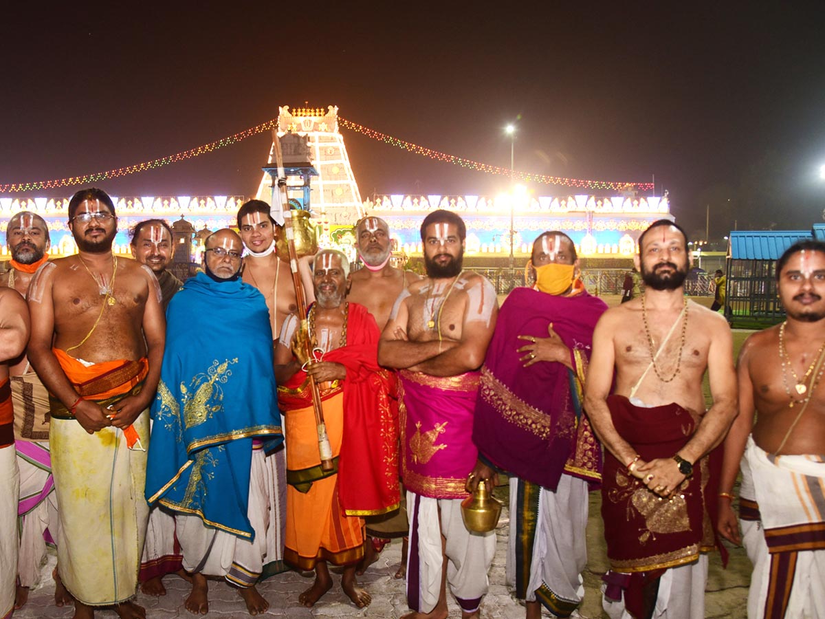 Heavy Rush Pilgrims At Tirumala Photo Gallery - Sakshi17