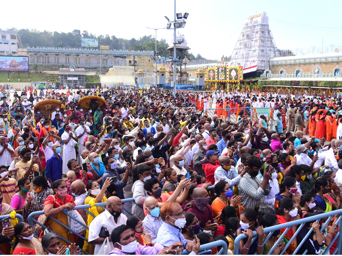 Heavy Rush Pilgrims At Tirumala Photo Gallery - Sakshi3