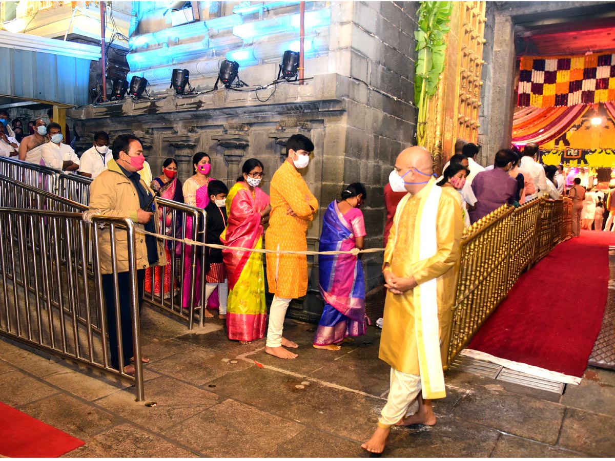 Heavy Rush Pilgrims At Tirumala Photo Gallery - Sakshi6